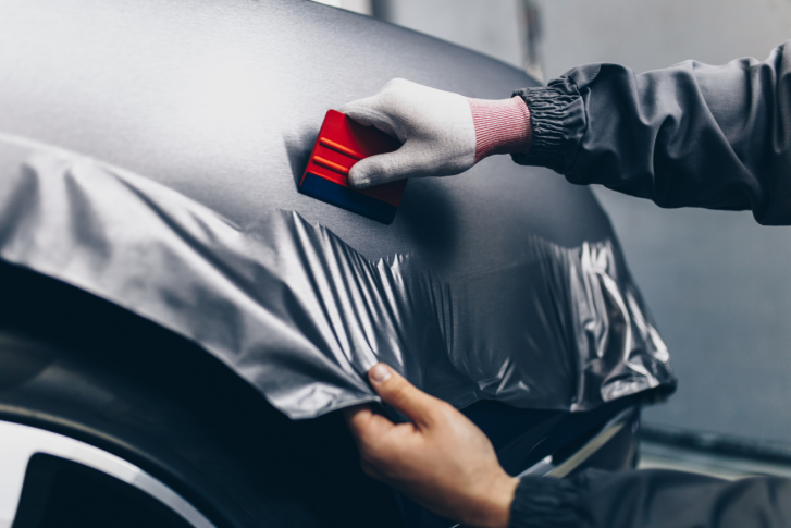 Aplicação de adesivo para envelopamento automotivo